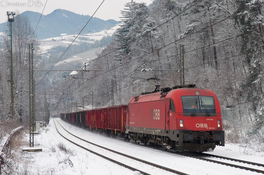 Treno merci trasportante rottami leggeri di ferro da Hall in Tirol a Brescia Scalo.