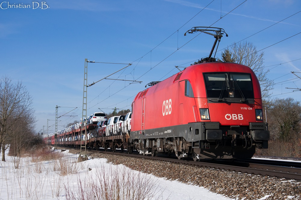 Treno merci carico di macchine e furgoni VW e Audi da Ingolstadt a Koper Luka.
