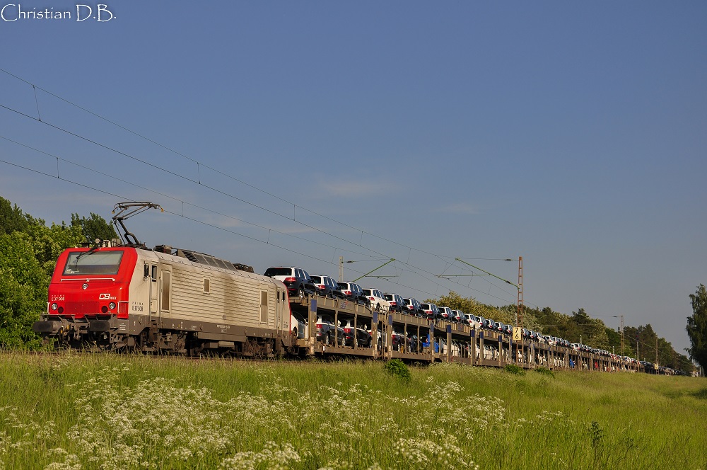 Treno merci completo di macchine nuove Skoda proveniente da Mlada Boleslav Mest e diretto a Essen Kaltenberg Nord.