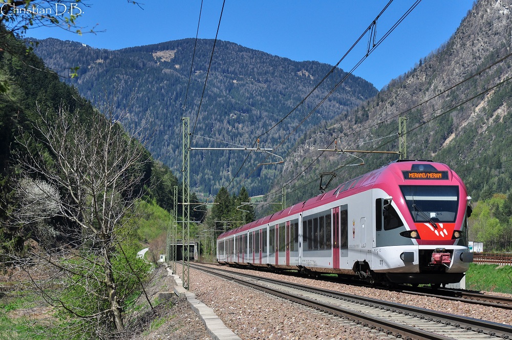 Treno regionale da Brennero a Merano in discesa lungo la linea del Brennero verso Bolzano.